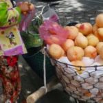 ホーチミン、ドンコイ通のど真ん中で桃を食す。