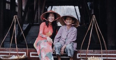 ベトナム人の女性とおばあさん