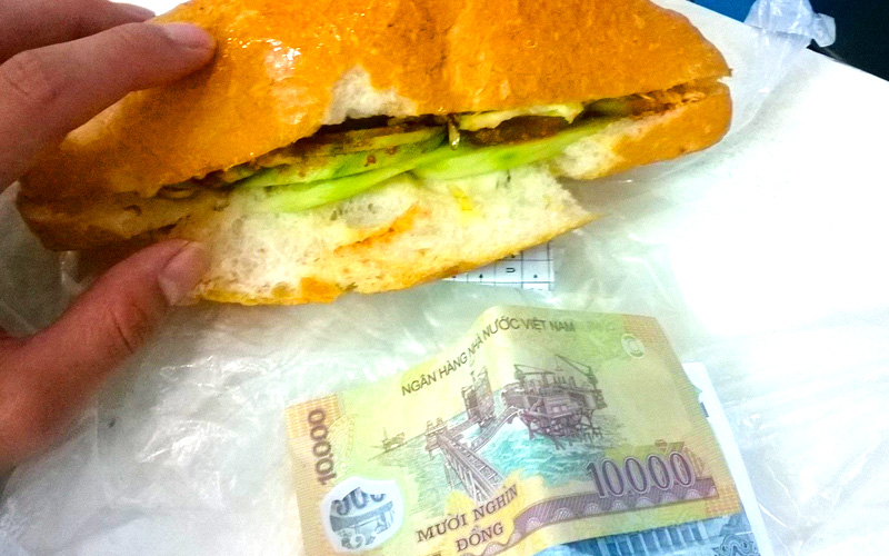 バインミー(Banh My）15,000VND（約75円） 【中身は卵とパテだけ】