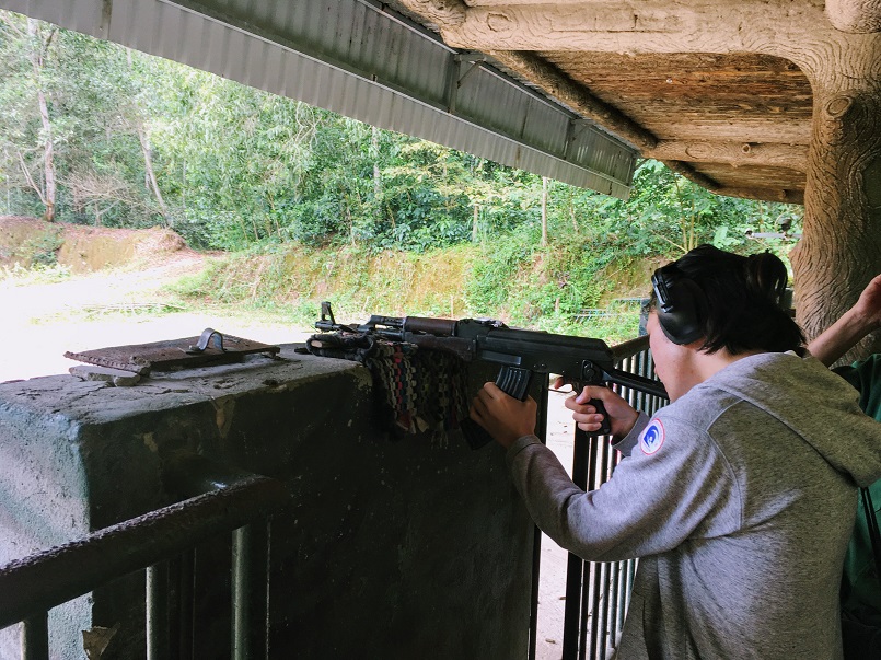 口トンネルで本物のライフルの射撃体験