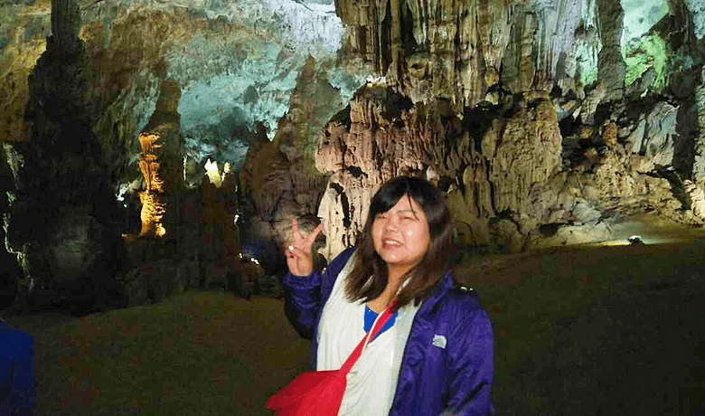 ベトナム中部最大級の世界遺産 フォンニャ洞窟で記念写真