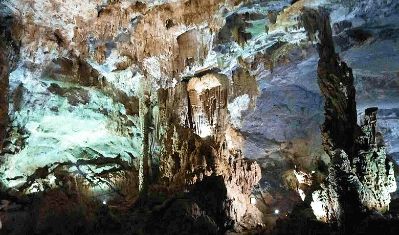 フォンニャ洞窟の美しい鍾乳洞