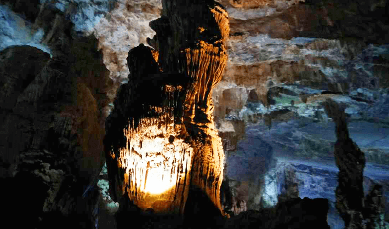 フォンニャ洞窟 幻想的な鍾乳洞