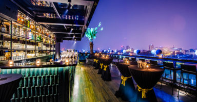 Twilight Sky Bar 屋上にあるバーからホアンキエム湖の夜景が一望