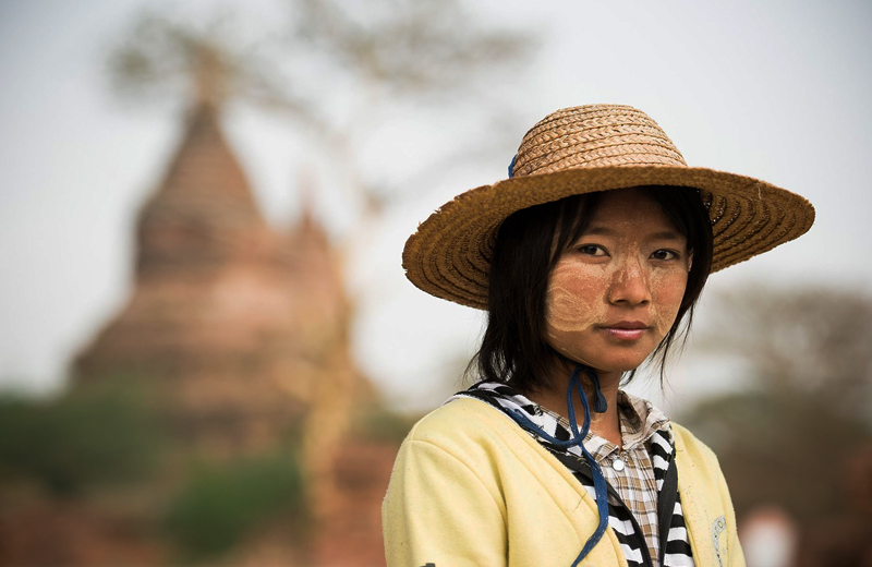 ミャンマーの美しい伝統衣装ロンジーとフェイスペイント「タナカ」