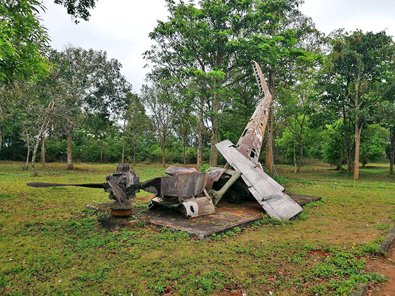 ケサン基地の戦闘機の残骸 - フエからベトナム戦争時代の国境地帯 DMZ(非武装地帯)ツアーに参加してきた。