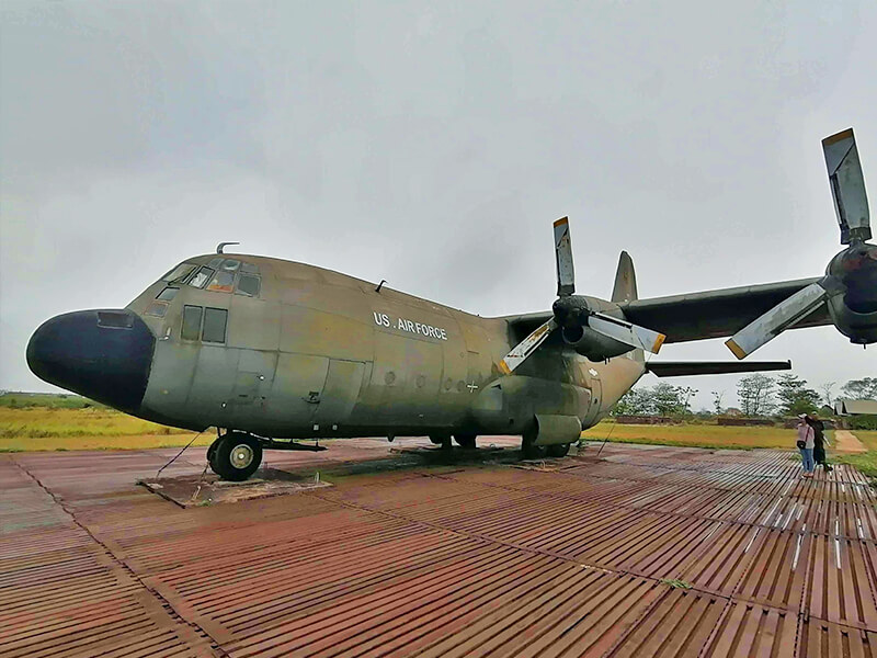 ケサン基地の輸送機 - フエからベトナム戦争時代の国境地帯 DMZ(非武装地帯)ツアーに参加してきた。