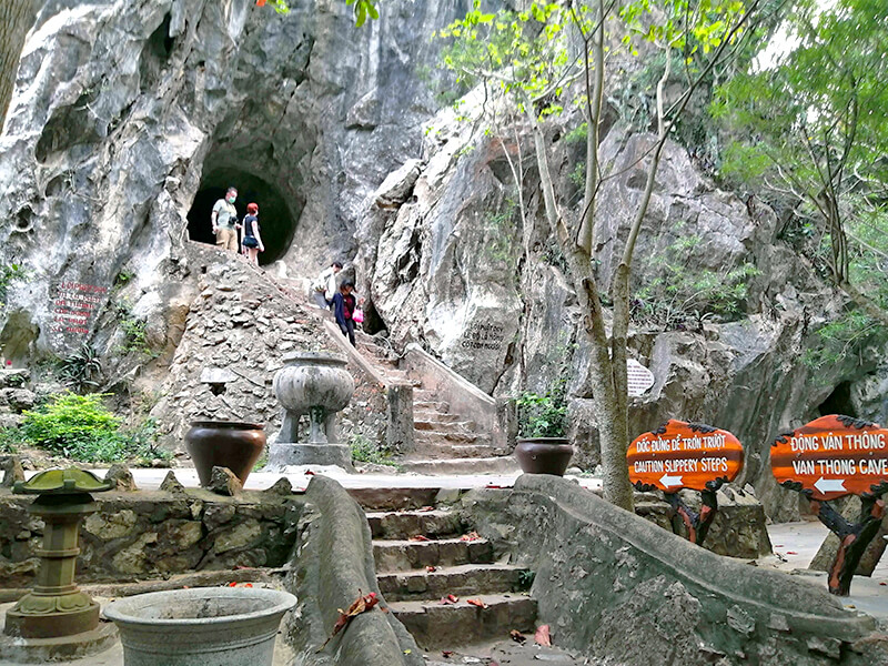 バントン洞窟の入り口- ダナン観光の定番「五行山」パーフェクトガイド | 行き方、入場料、所要時間など
