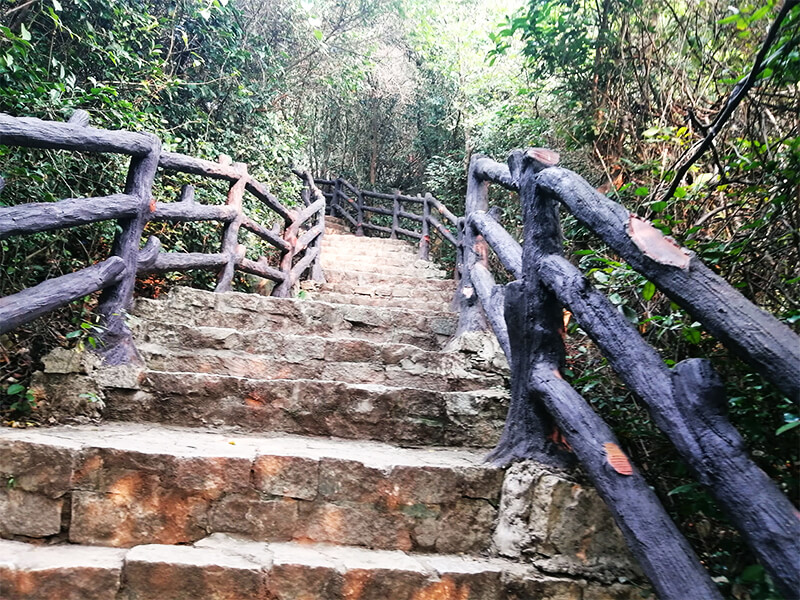 頂上へと続く階段 - ダナン観光の定番「五行山」パーフェクトガイド | 行き方、入場料、所要時間など