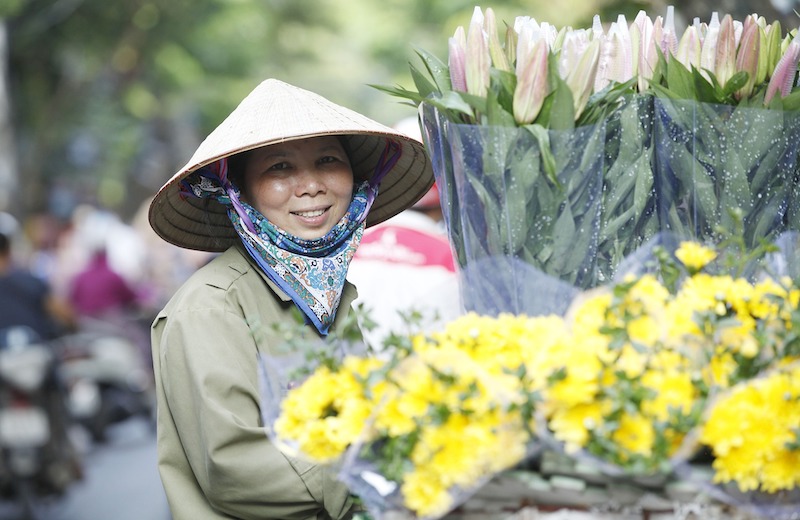 ベトナム　花と笑顔の女性