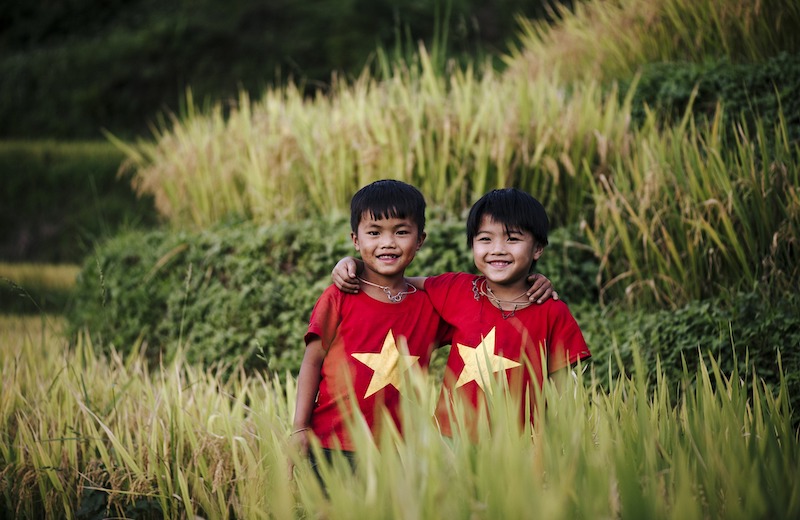 ベトナムの国旗の服を着る子供