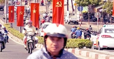 ベトナムの街にある国旗