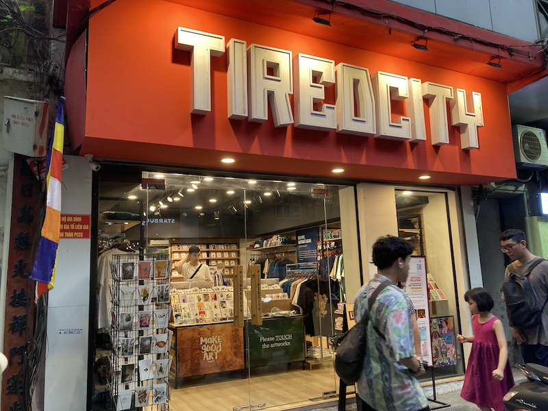 ショッピングエリアでお土産探し