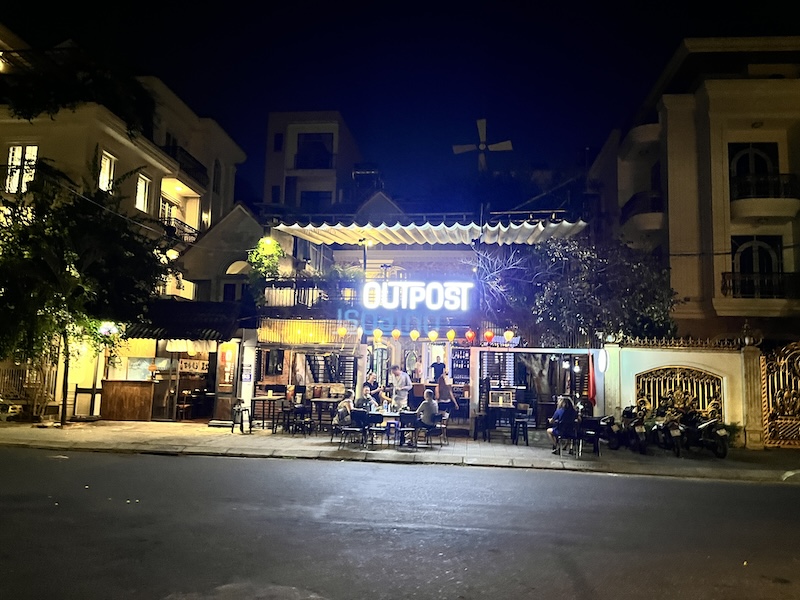 ダナンに戻ってバーでゆったり