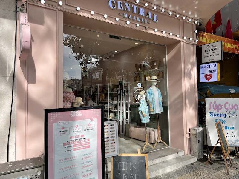 教会エリアでお土産探し