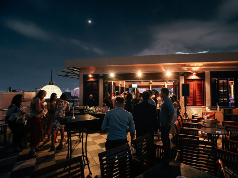 食後に余裕があれば、ホーチミン名物のルーフトップバーへ