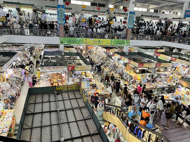 観光客向け市場で買い物はしない