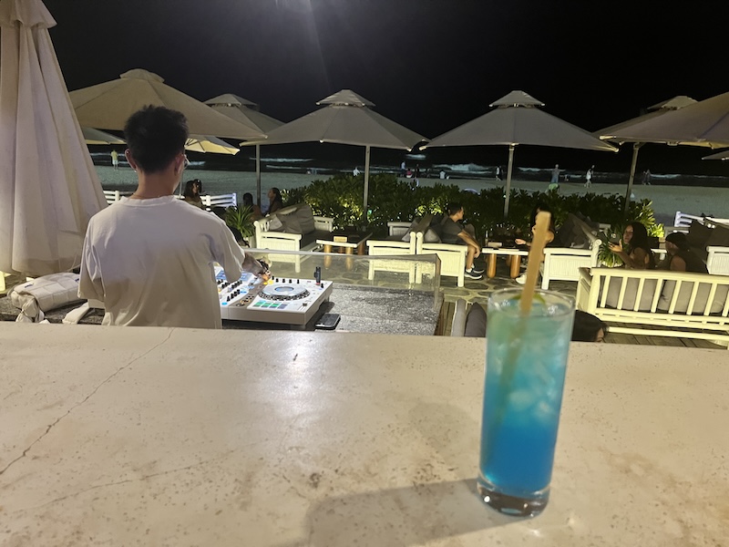 ミーケービーチ沿いバー