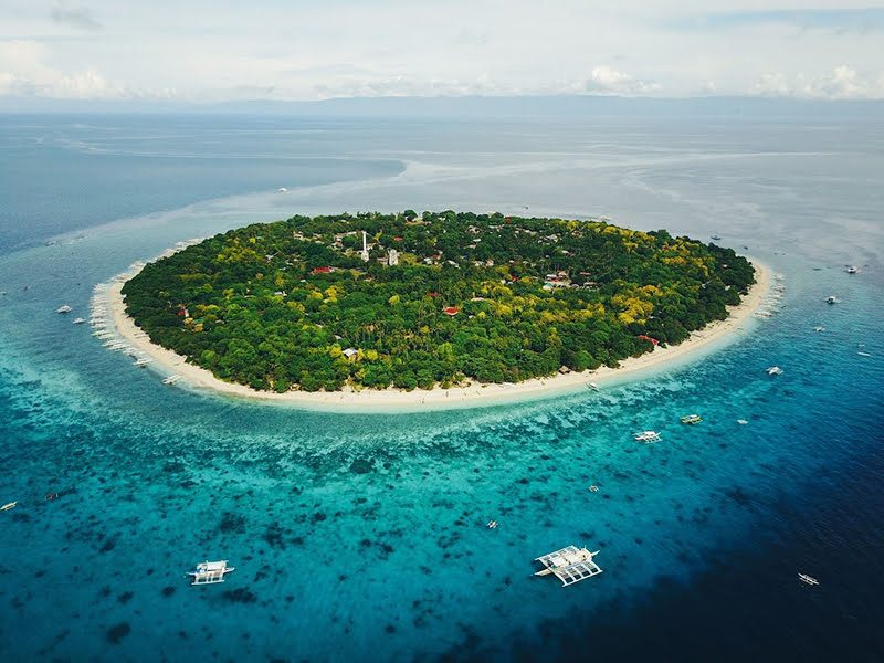 何もなくて豊かな島：ヒルトゥガン島