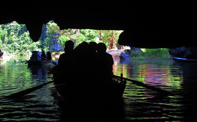 ベトナム北部のニンビン省にある世界遺産チャンアンにある洞穴をボートで潜り抜ける