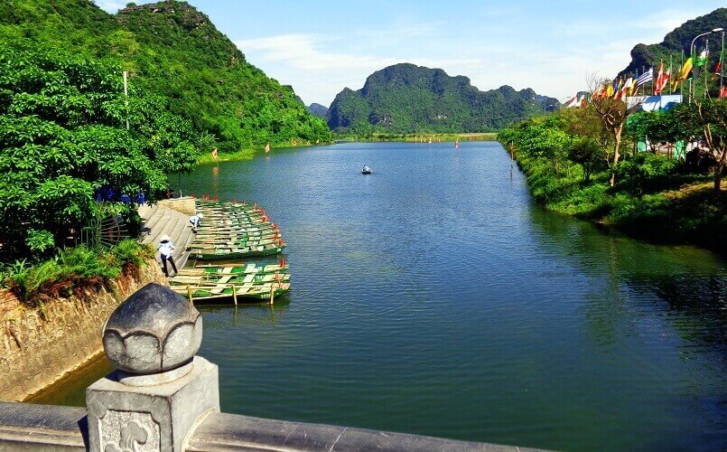 ベトナム北部のニンビン省にある世界遺産チャンアンの美しい景観