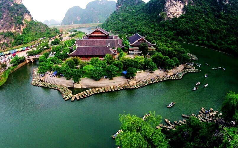 ベトナム北部のニンビン省にある自然と文化の複合世界遺産チャンアンの美しい景観
