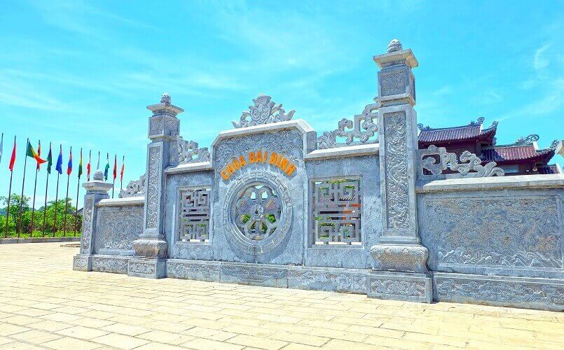 ベトナム北部のニンビン省にあるバイディン寺の入口