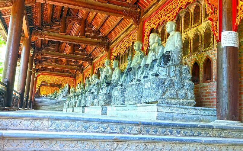 ベトナム北部のニンビン省にあるバイディン寺の階段
