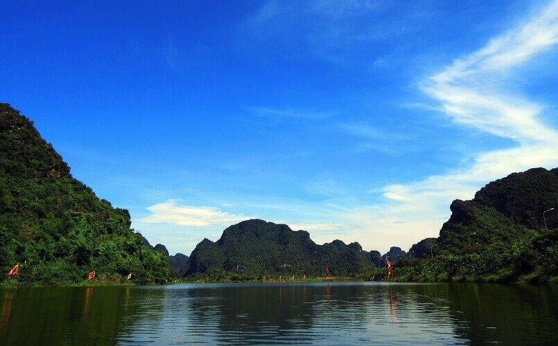 ベトナム北部のニンビン省にある陸のハロン湾ともいわれる世界遺産チャンアン