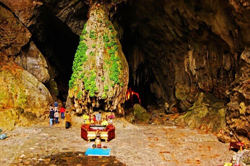 ベトナム北部のパフュームパゴダにある洞窟寺院の入口