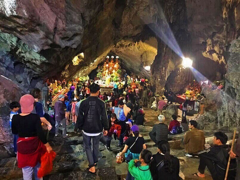 ベトナム北部のパフュームパゴダにある洞窟寺院に参拝する人たち