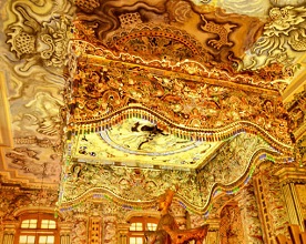 フエ・カイディン帝廟の天井装飾