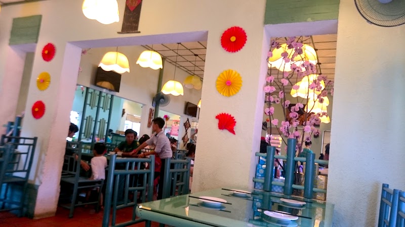 ベトナム版お好み焼き Banh Xeo An La Ghienの店内 ローカル感が漂うが清潔感がある