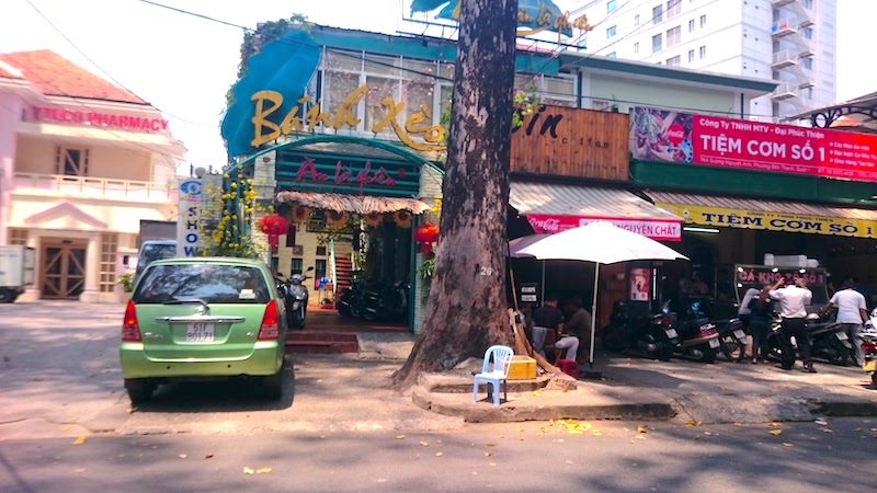 ベトナム版お好み焼き Banh Xeo An La Ghienの外観 1区なので街歩きの寄り道で行くことができる