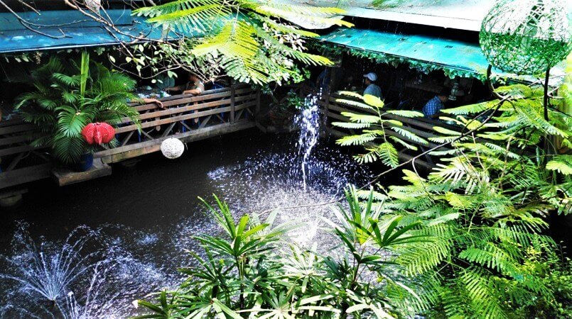 南国気分を味わえるホーチミン4区のレストランニャーサンにある噴水