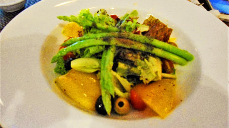 ホーチミンにある地中海料理の「SKEWERS」のメインディッシュ