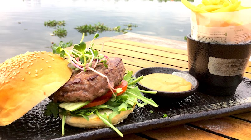川沿いでお洒落にお食事…カフェレストラン「The Deck Saigon」のハンバーガー