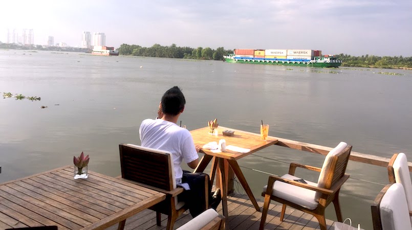 川沿いでお洒落にお食事…カフェレストラン「The Deck Saigon」のテラス席