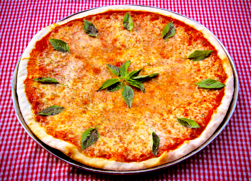 Belmiro’s Pizza & Subsの特大アメリカンサイズのピザ
