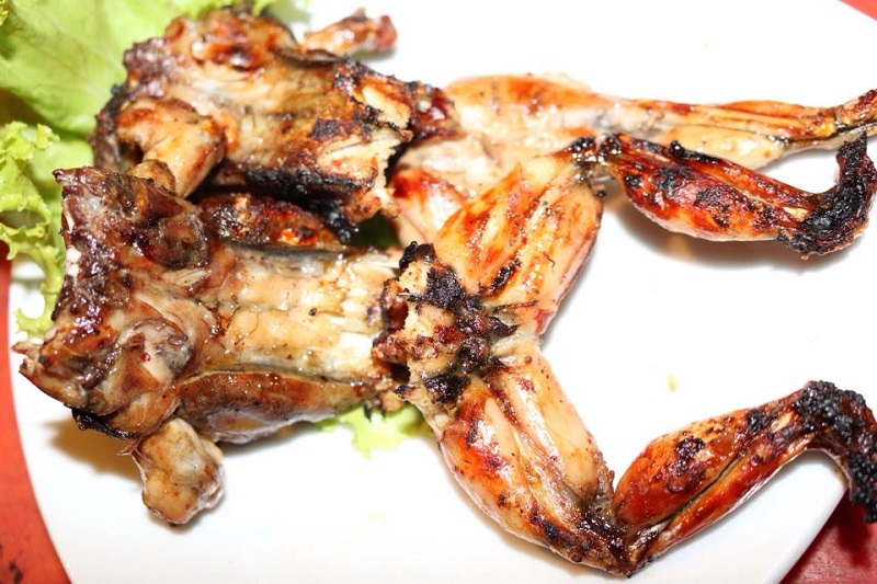 ローカルカンボジア人に大人気のステーキレストランMr. Grillのカエルの丸焼き
