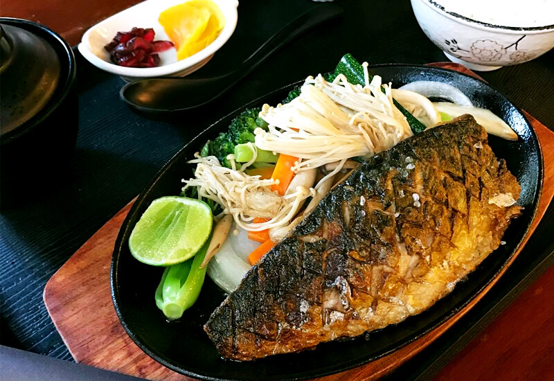 シェムリアップの高級日本食レストランTHE HASHIの焼き魚