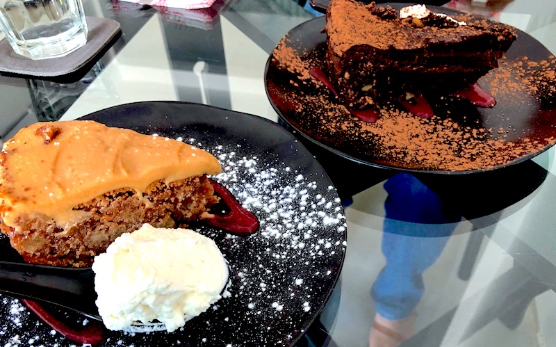 Paradise Home & Cafeのチョコケーキとキャラメルケーキ