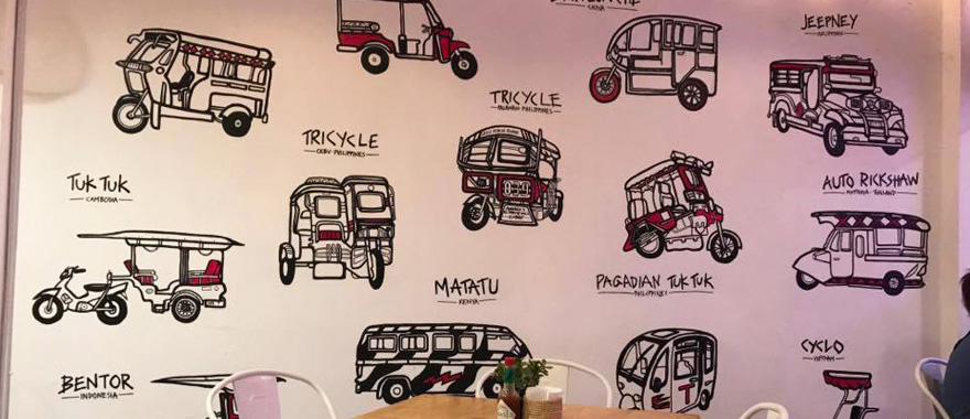 TUKTUK TACOS（トゥクトゥク・タコス）店内の奥には本物のトゥクトゥクも設置され、タコスはそこで調理されています