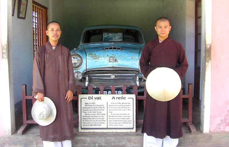 自動車「オースティン A95」ティエンムー寺の僧侶「ティック・クアン・ドック」