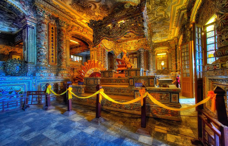 カイディン帝廟（啓定帝）の内部 色鮮やかな装飾が施されている