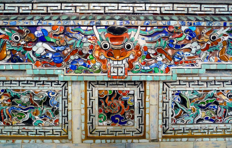 カイディン帝廟内部のガラスや陶器のモザイクで出来た壁 日本のガラスも使用しています