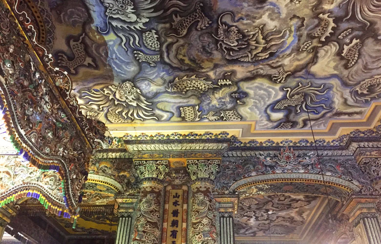 カイディン帝廟内部の天井 見事な竜の絵がある