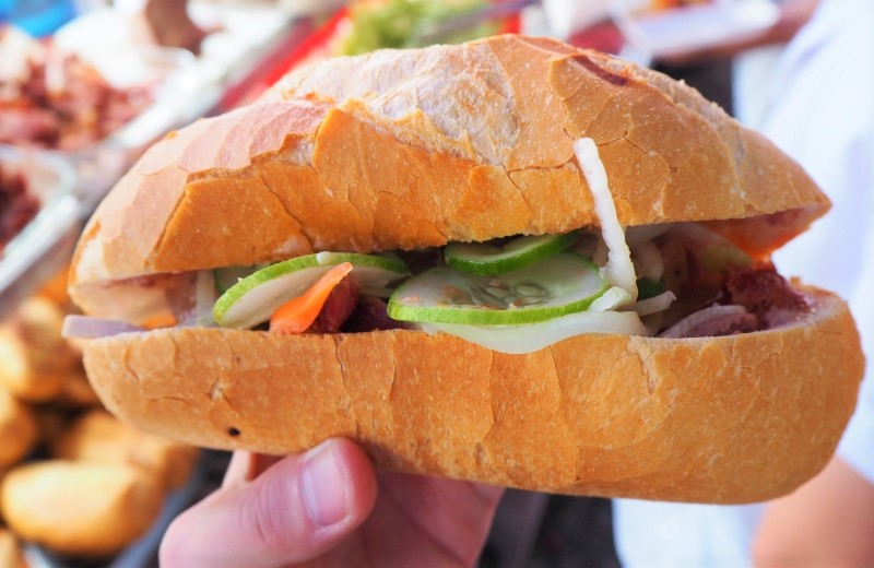 ヤンゴン激安サンドイッチで野菜不足バインミー