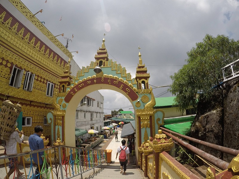 ヤンゴン観光で外せないゴールデンロック