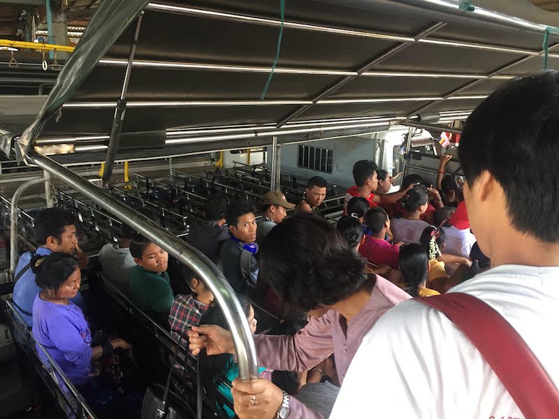 ミャンマーのバス移動は大変